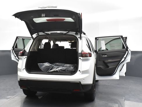 Certified 2025 Nissan Rogue SV image 31