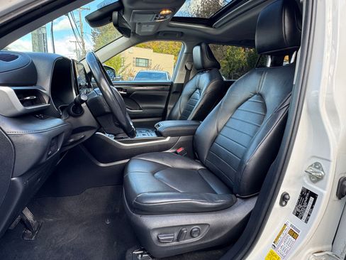 Used 2020 Toyota Highlander XLE image 12