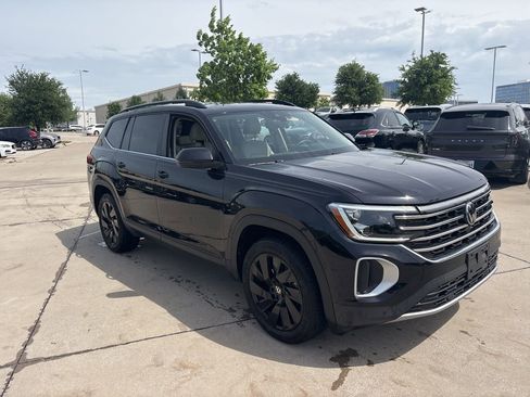 Used 2024 Volkswagen Atlas SE w/ Panoramic Sunroof Package image 3