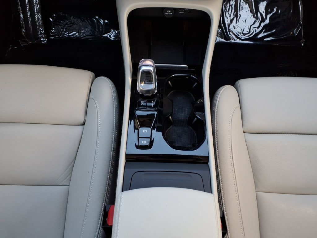Certified 2024 Volvo XC40 B5 Plus AWD/4WD image 19