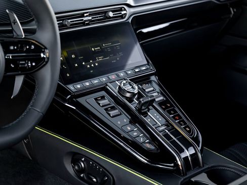 Used 2025 Aston Martin V8 Vantage Coupe image 17