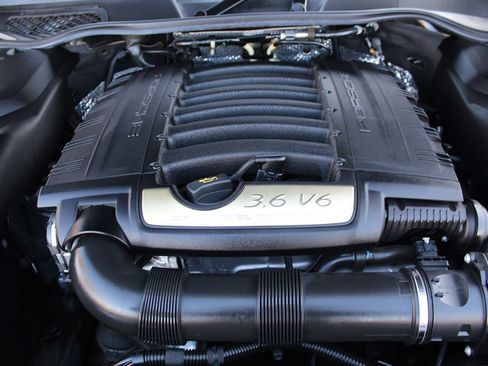 Used 2018 Porsche Cayenne Platinum Edition image 38