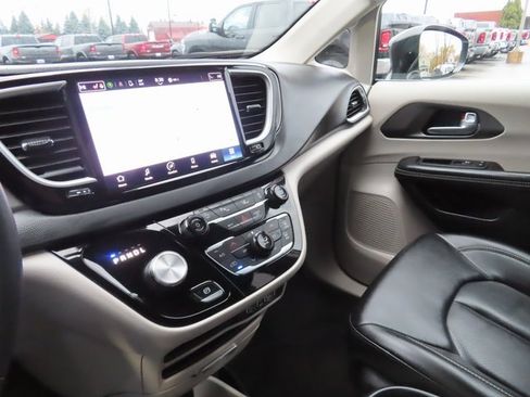 Used 2024 Chrysler Pacifica Touring-L image 35