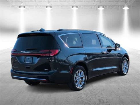 Used 2022 Chrysler Pacifica Touring-L image 8