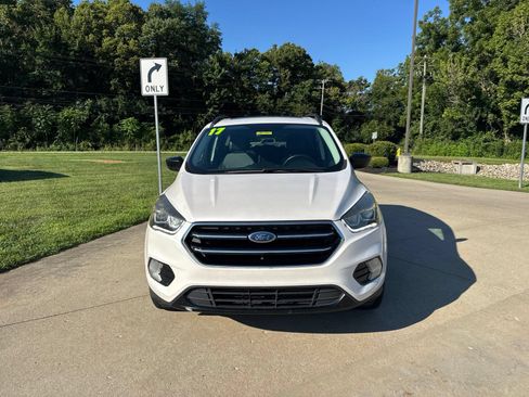 Used 2017 Ford Escape SE w/ SE Sport Appearance Package AWD/4WD image 2