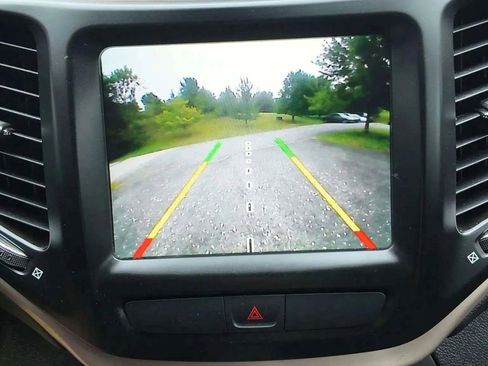 Used 2017 Jeep Cherokee Latitude w/ Cold Weather Group image 14