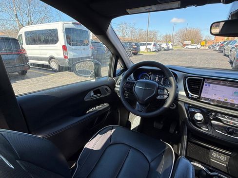 Used 2025 Chrysler Pacifica Limited image 12
