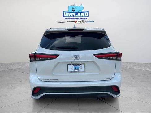 Used 2021 Toyota Highlander XSE FWD image 4