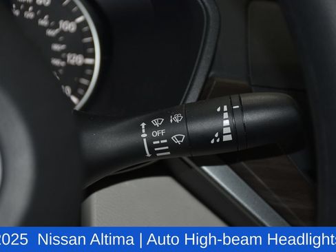 Used 2025 Nissan Altima 2.5 SV FWD image 12