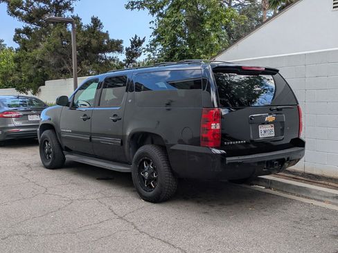Used 2014 Chevrolet Suburban LT image 3