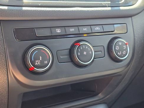 Used 2014 Volkswagen Tiguan S image 28