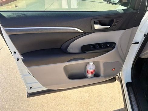 Used 2017 Toyota Highlander Limited FWD image 10