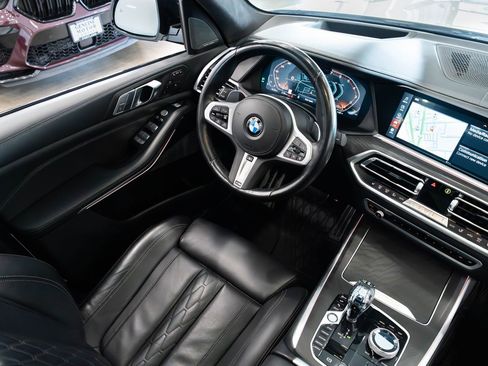 Used 2022 BMW X7 M50i image 10
