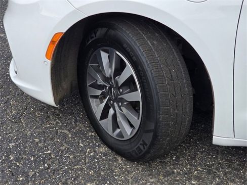 Used 2021 Chrysler Pacifica Touring-L image 27