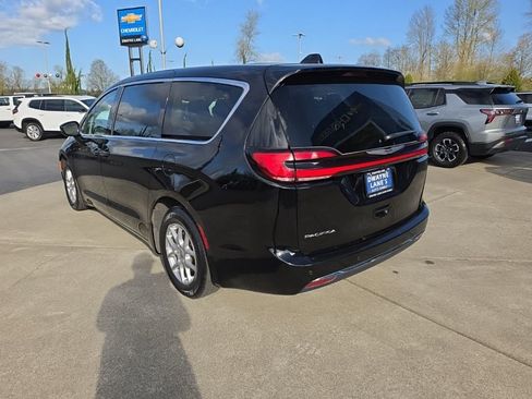 Used 2024 Chrysler Pacifica Touring-L FWD image 3