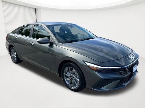 Certified 2024 Hyundai Elantra SEL FWD image 3