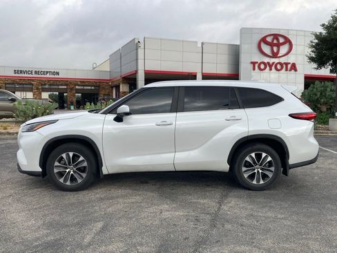Used 2023 Toyota Highlander XLE FWD image 7