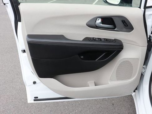 Used 2024 Chrysler Pacifica Select image 10