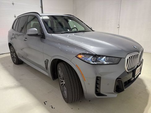 Used 2024 BMW X5 xDrive40i w/ M Sport Package AWD/4WD image 3