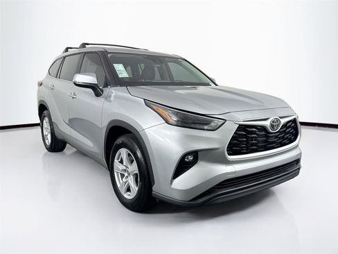 Certified 2024 Toyota Highlander LE image 4