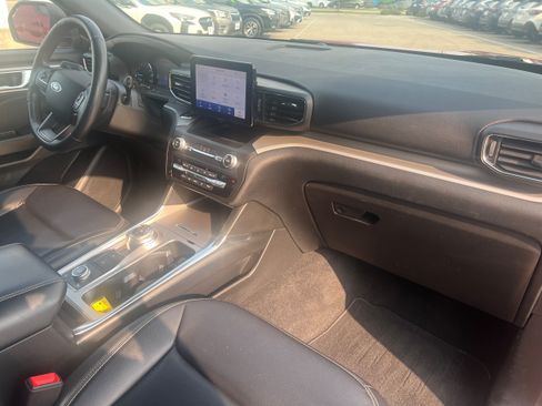 Used 2020 Ford Explorer XLT w/ Equipment Group 202A AWD/4WD image 15