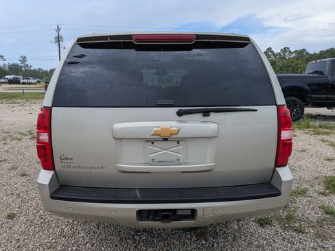 Used 2014 Chevrolet Suburban LT RWD image 5
