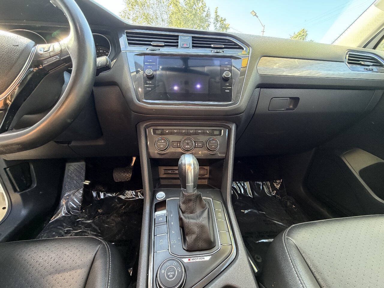 Used 2018 Volkswagen Tiguan SE w/ Panoramic Sunroof Package AWD/4WD image 14