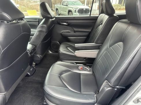 Used 2023 Toyota Highlander XLE AWD/4WD image 17