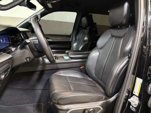 Used 2022 Jeep Wagoneer Series III w/ Rear Seat Video Group 1 image 15