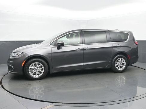 Used 2023 Chrysler Pacifica Touring-L FWD image 2