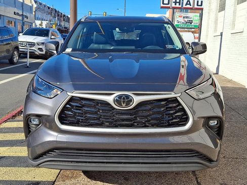 Used 2025 Toyota Highlander XLE image 2