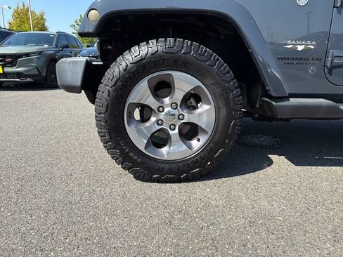 Used 2016 Jeep Wrangler Unlimited Sahara w/ Connectivity Group AWD/4WD image 24