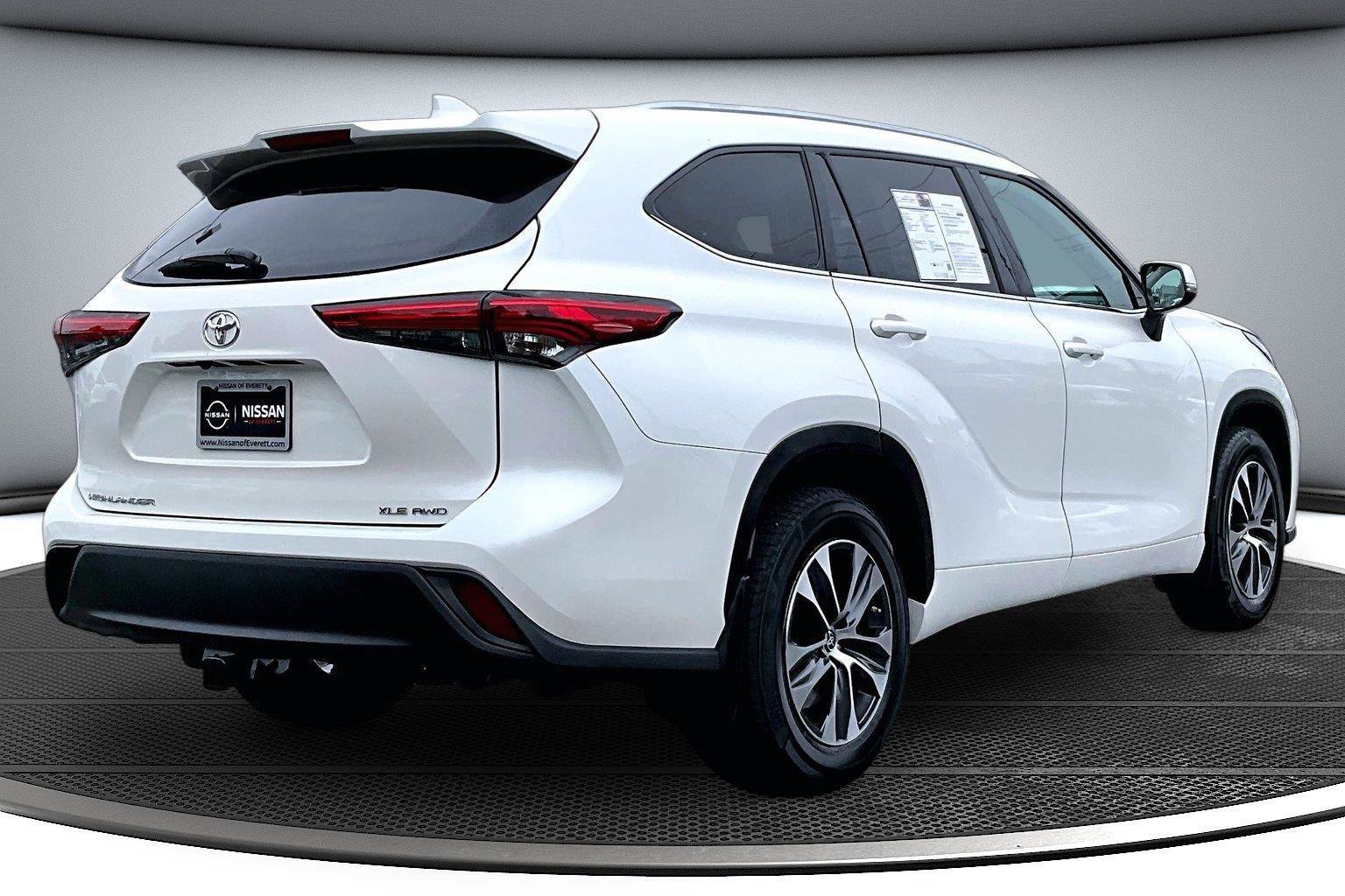 Used 2021 Toyota Highlander XLE AWD/4WD image 7