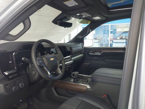 Used 2025 Chevrolet Silverado 1500 High Country w/ High Country Premium Package AWD/4WD image 2