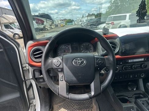 Used 2017 Toyota Tacoma TRD Off-Road w/ Premium & Technology Package AWD/4WD image 6