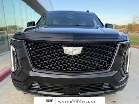 Used 2025 Cadillac Escalade Sport w/ LPO, ONYX Package image 2