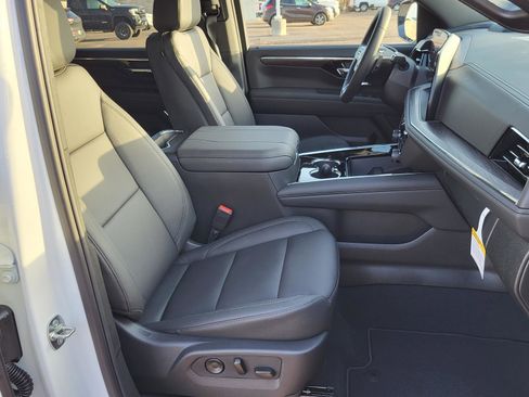 New 2026 Chevrolet Suburban LT image 10