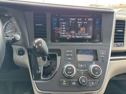 Used 2015 Toyota Sienna XLE Premium image 17