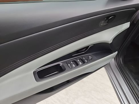 Certified 2025 Hyundai Elantra Limited image 10