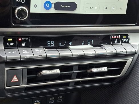 Used 2025 Toyota Camry SE w/ Convenience Package image 17