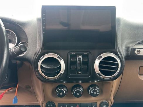 Used 2015 Jeep Wrangler Unlimited Sahara AWD/4WD image 30