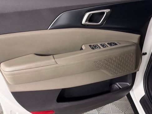 Used 2025 Kia Carnival FWD image 24