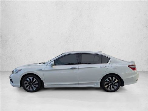 Used 2017 Honda Accord Touring image 2