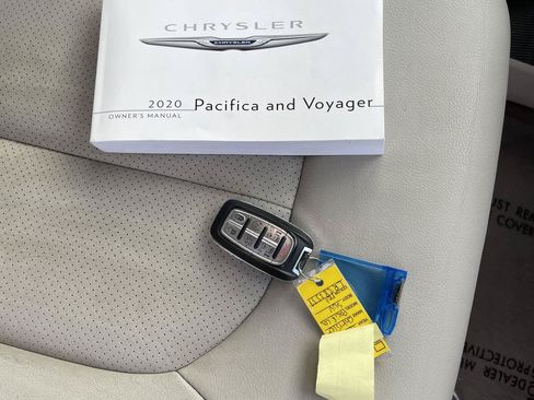 Used 2020 Chrysler Pacifica Touring-L FWD image 30
