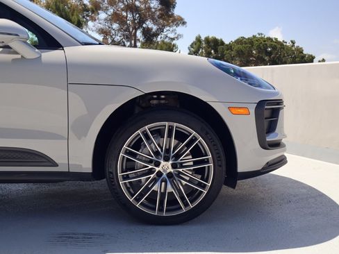 Certified 2023 Porsche Macan AWD/4WD image 11