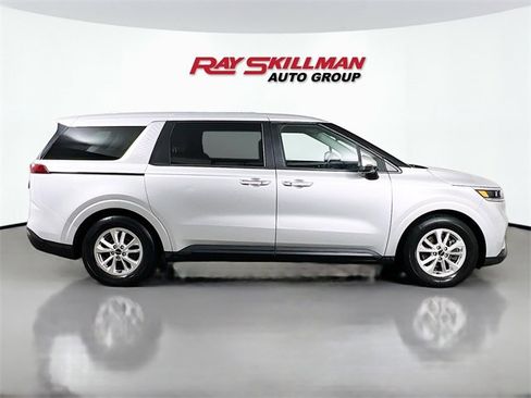 Used 2023 Kia Carnival LX image 8