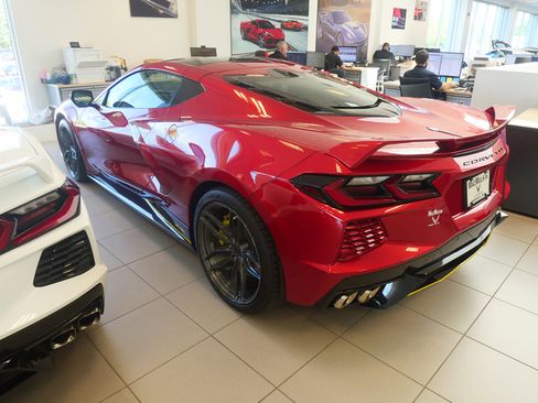 Used 2022 Chevrolet Corvette Stingray Preferred Cpe w/ Z51 Performance Package RWD image 4