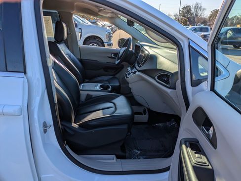 Used 2023 Chrysler Pacifica Touring-L image 33