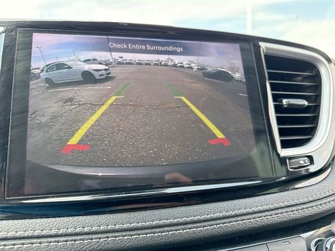 Used 2023 Chrysler Pacifica Limited FWD image 17