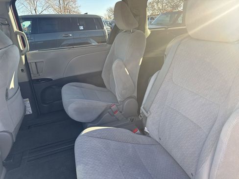 Used 2015 Toyota Sienna LE image 9